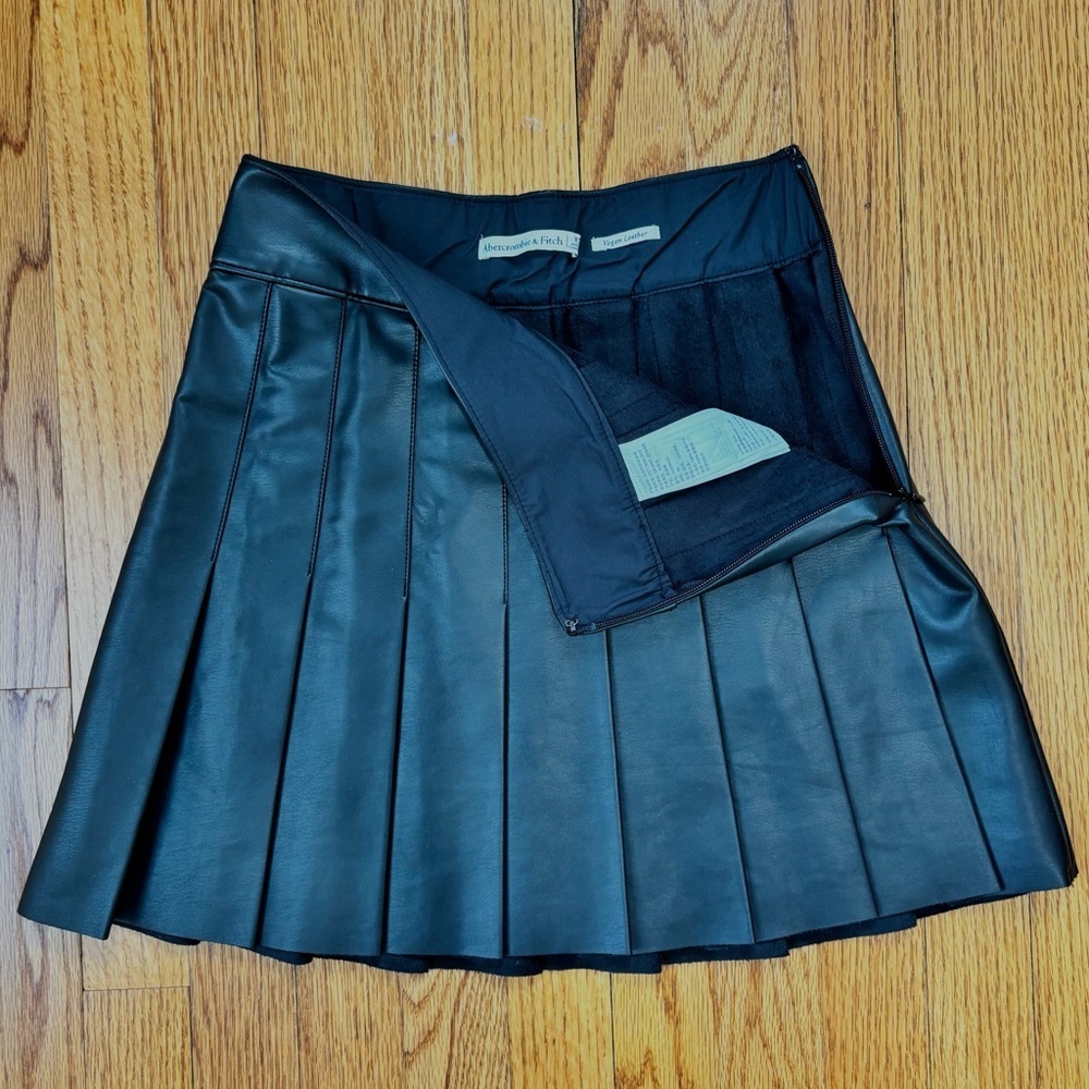 Abercrombie & Fitch vegan leather black pleated preppy mini skirt women XS / W26 - Picture 10 of 16